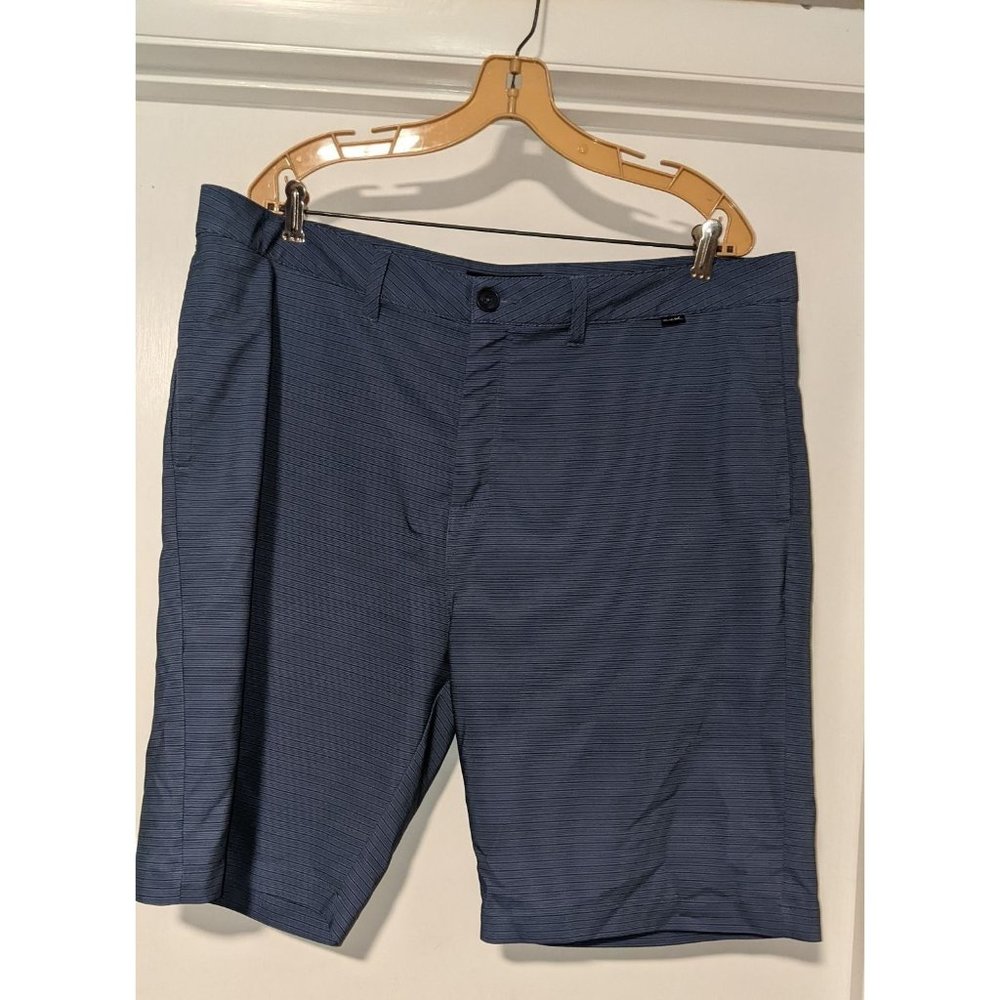 Travis Mathew shorts Size 40 striped blue
